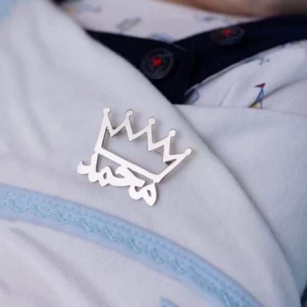 بروش بالاسم مع تاج