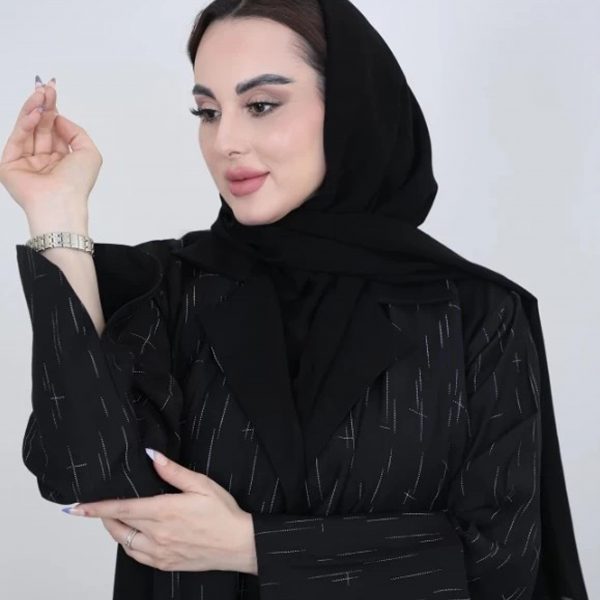 عباية مميزة مقلمة بخطوط بيضاء